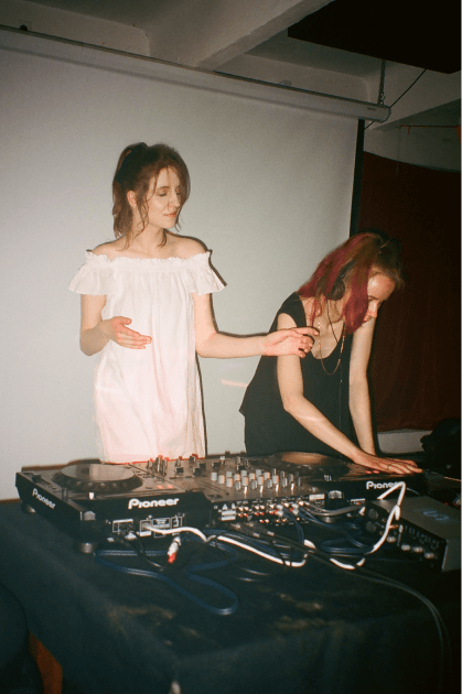 Ola Kamińska and Agata Wnuk playing their dj set
